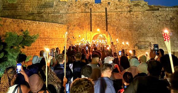 EMU Graduates Bid Farewell to the City with the Traditional Torchlight Procession